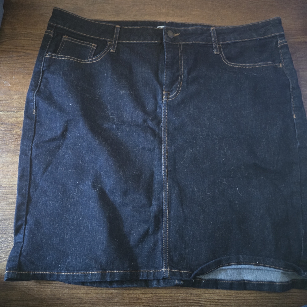 Old Navy dark blue denim skirt with contrast stitching